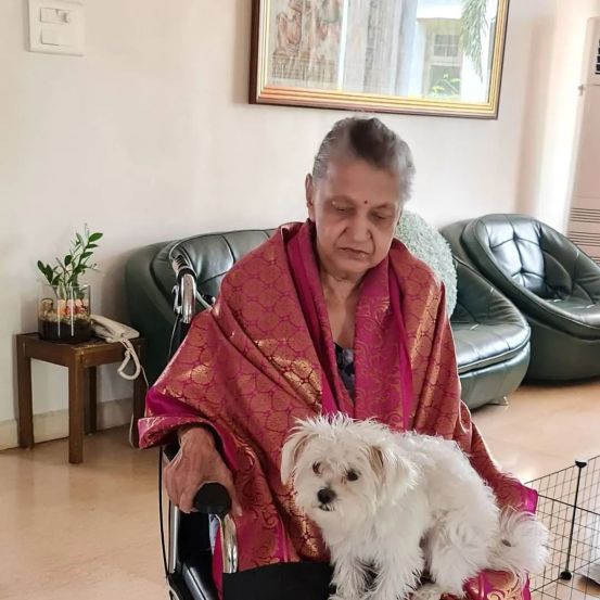 महेश बाबूच्या घरात आणखी एक लिव्हिंग रूम असून तिथे काळ्या रंगाचे सोफे आहेत.