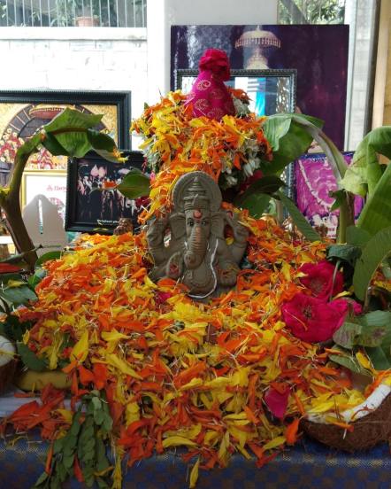 गणेशोत्सवा दरम्यान त्यांच्या घरी इको फ्रेंडली गणपतीची मुर्तीचे स्वागत केले जातेे.