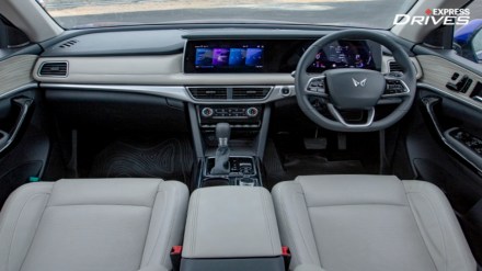 Mahindra XUV700 (1)