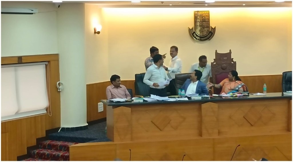 ‘प्रहार’च्या जिल्हाध्यक्षाने थेट महापालिकेच्या महासभेत घुसून घातला गोंधळ!