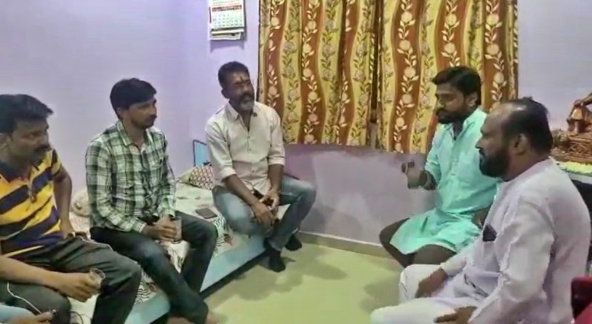 नागराज मंजुळे यांनी करमाळ्यातील मित्र व माजी आमदार जयवंतराव जगताप यांची भेट घेतली.