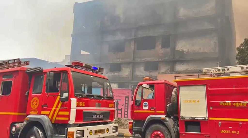 VIDEO: नवी मुंबई : पावणे खैरनेच्या आगीत तिघांचा मृत्यू, रसायनांच्या स्फोटामुळे आग विझवण्यात अडथळे