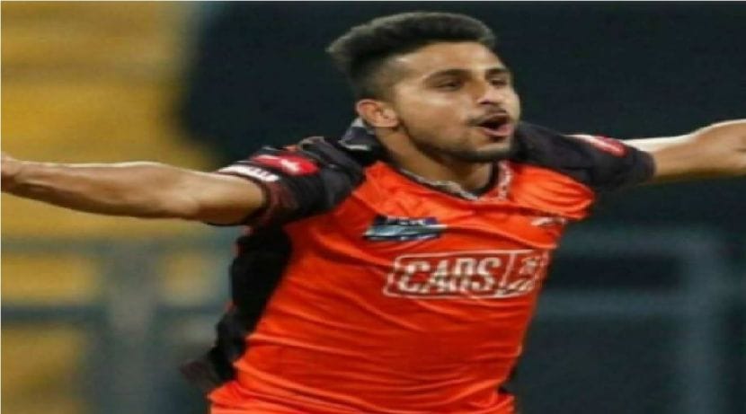 सनरायझर्स हैदराबाद संघाकडून खेळणाऱ्या उमरान मलिक या वेगवान गोलंदाजाने इमर्जिंग प्लेअर होण्याचा मान पटकावला. त्यालादेखील १० लाख रुपयांचा चेक बक्षीस म्हणून देण्यात आला.