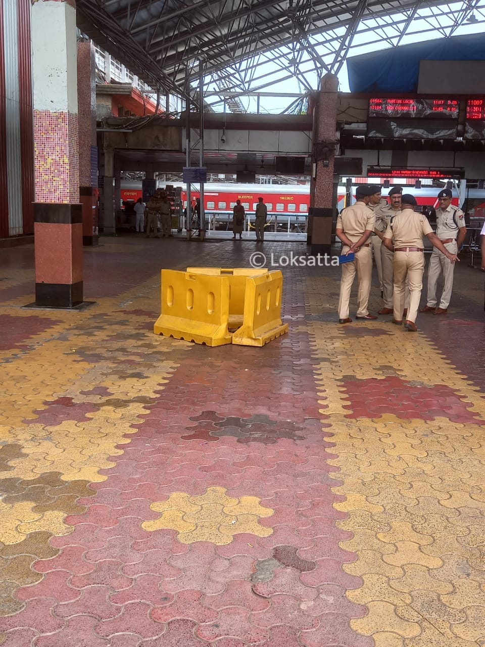 Bomb like object found in Pune Railway Station
