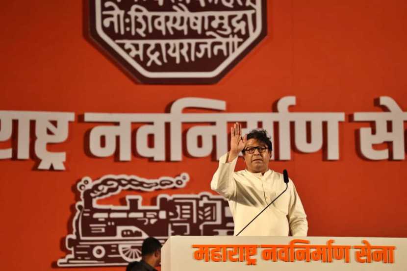 अनधिकृत मशिदी, अनधिकृत भोंगे, रस्त्यांवर होणारे नमाज पठण यांना जबाबदार असलेल्या लोकांना आपला पोलिसी खाक्या दाखवावा.”