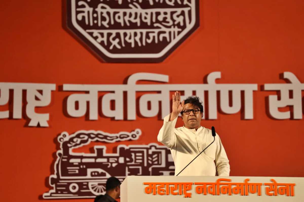 ७. शरद पवारांना हिंदू या शब्दाची मुळात अ‍ॅलर्जी आहे. महाराष्ट्र हा शाहू फुले आंबेडकरांचा आहेच पण त्याआधी महाराष्ट्र आमच्या शिवछत्रपतींचा आहे. त्यांचा विचार घेऊन ते पुढे गेले आहेत. पण शरद पवारांच्या तोंडी छत्रपती शिवाजी महाराजांचे नाव कधी ऐकले नाही - राज ठाकरे (छायाचित्र सौजन्य : अमित चक्रवर्ती)