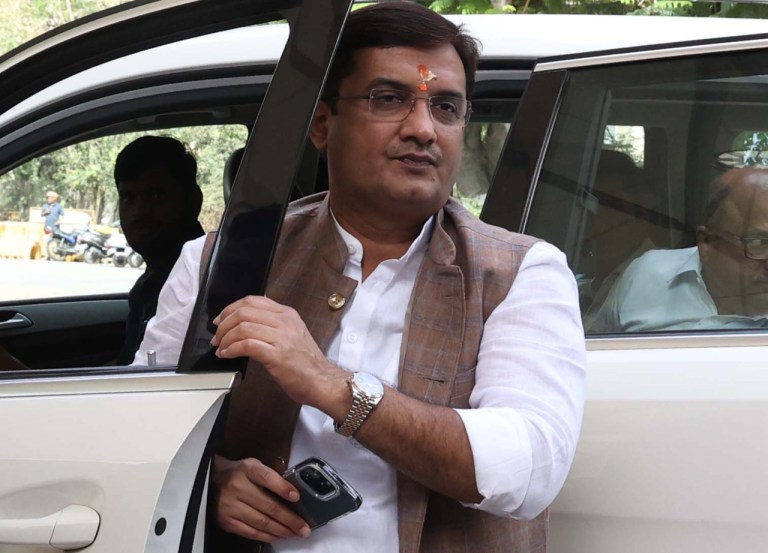 धनंजय महाडिक यांना उमेदवारी देऊन भाजपाने महाविकास आघाडीची कोंडी करण्याचा प्रयत्न केला आहे.