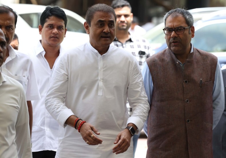 आज अर्ज सादर करण्यासाठी सकाळी प्रफुल्ल पटेल विधानभवनात हजर झाले.