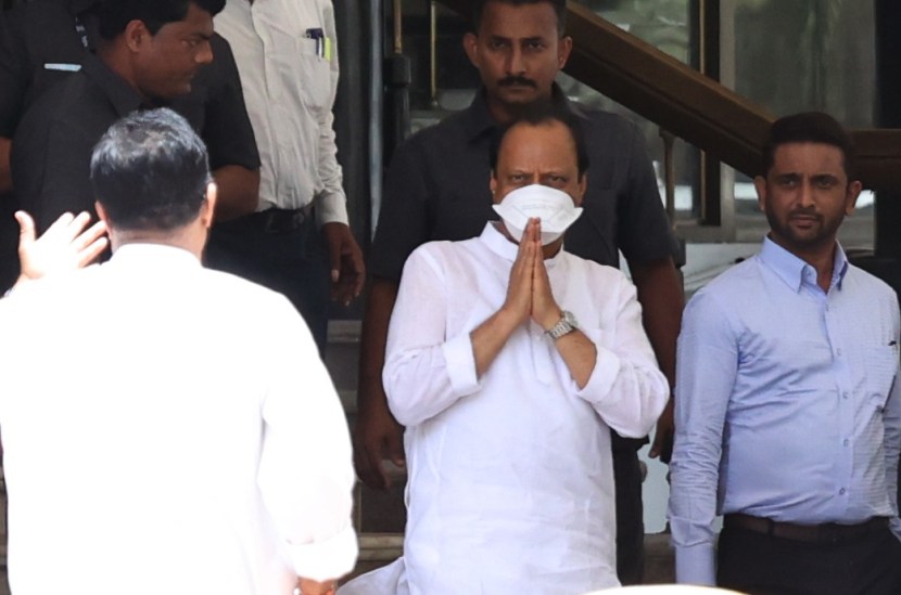 महाविकास आघाडीच्या उमेदवारांचा अर्ज सादर करण्यासाठी आज उपमुख्यमंत्री अजित पवार उपस्थित राहिले.