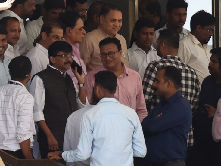 महाविकासआघाडीच्या मंत्र्यांसह नेत्यांनी विधानभवनात गर्दी केली होती.