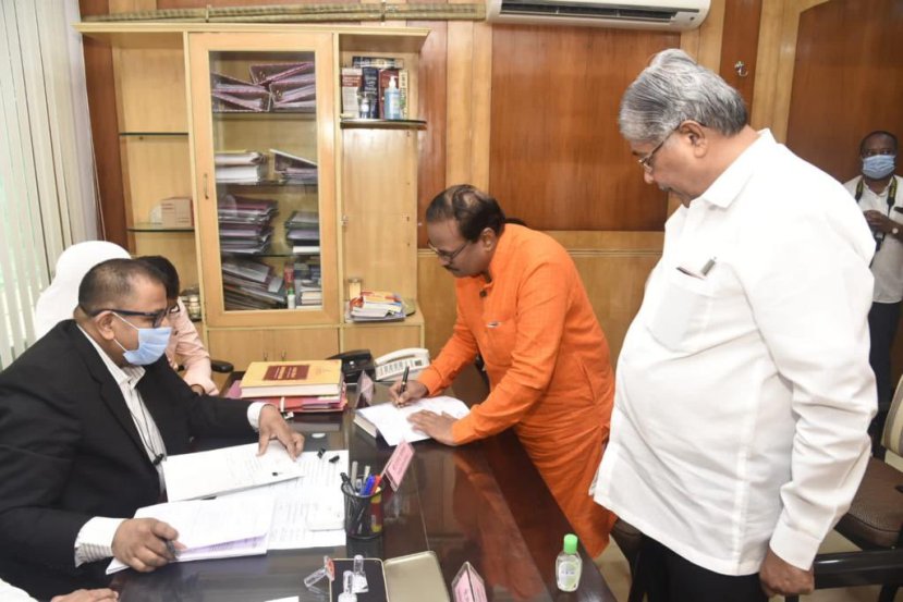 भाजपाने दुसऱ्या जागेसाठी अमरावती जिल्ह्यातील मोर्शीचे माजी आमदार डॉ. अनिल बोंडे यांना उमेदवारी दिली आहे.