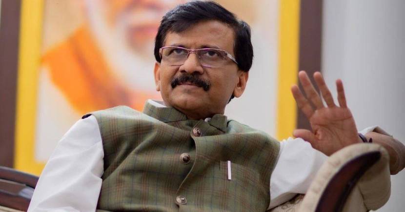 “बाबरी पाडली तेव्हा शिवसेना कुठे होती असं कोणी विचारत असेल तर त्यांनी त्यांच्याच पक्षातील नेते सुंदरसिंह भंडारी यांना विचारावं. त्या काळातील सीबीआयचा अहवाल तपासा. सीबीआयने तपास केला आहे. सीबीआयाने केलेल्या तपासाची पानं आणि केंद्रीय गुप्तचर खात्याचा अहवाल तपासावा. शिवसेना कुठे आहे असं विचारणाऱ्या अज्ञानांना शिवसेना कुठे होती आणि काय करत होती हे कळेल,” असं प्रत्युत्तर संजय राऊत यांनी फडणवीसांना दिलं आहे.