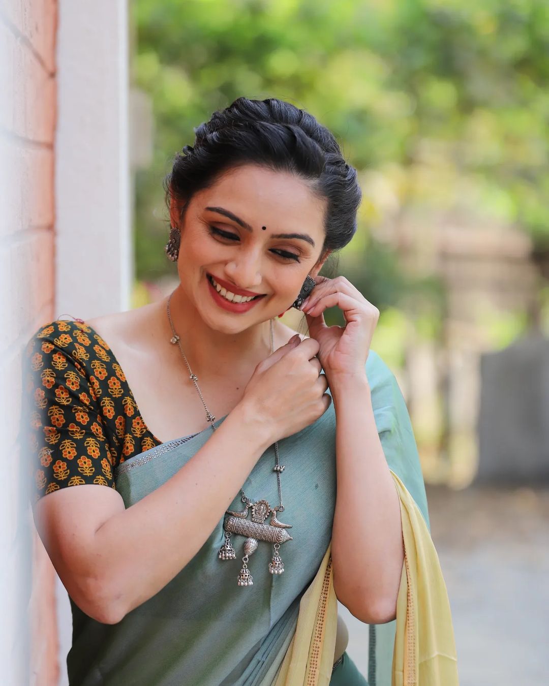 Dharmaveer Movie Shruti Marathe Gaurav Ghatnekar