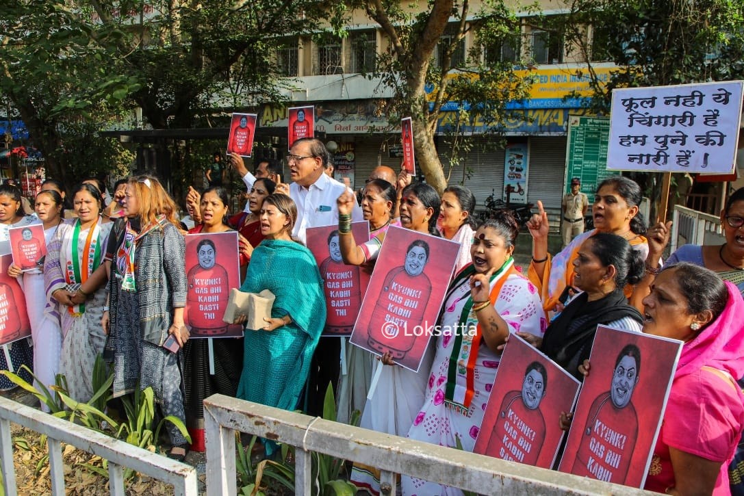 Smriti Irani faces protests by NCP Congress over price rise during Pune visit