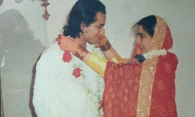 सैफ अली खानने अमृता सिंगशी लग्न केले होते. २००४ मध्ये दोघांनी परस्पर संमतीने घटस्फोट घेतला आणि आपले मार्ग वेगळे केले.