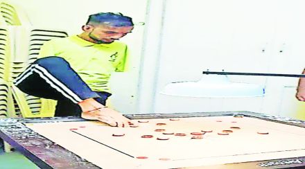 कॅरमच्या पटावरील जिद्दीच्या ‘पाय’खुणा! ;पायाच्या बोटांनी खेळणाऱ्या हर्षदची प्रेरणाकथा