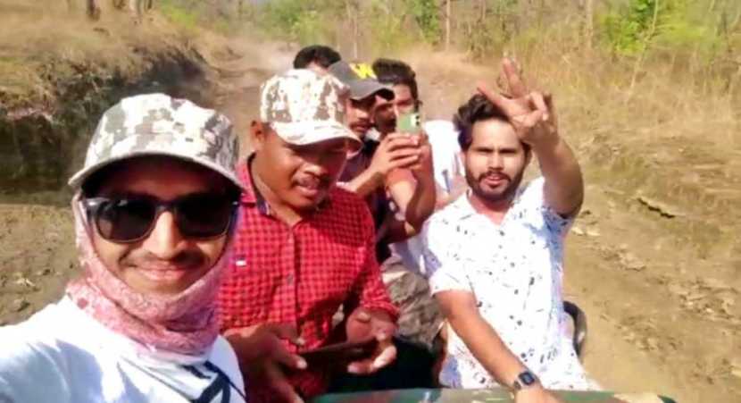 तसेच विविध प्रकारचे प्राणी, पक्षी रोई, बंदर, हरीण, चितळे इत्यादींचे मनसोक्तपणे दर्शन झाल्याने दोघेही आनंदी दिसले.