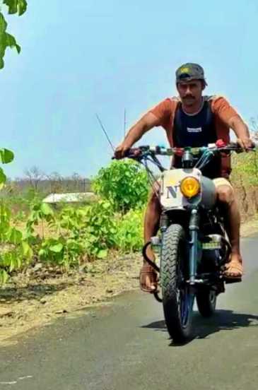 यावेळी तानाजी गलगुंडेने जंगलातील रस्त्यावर बाईक चालवण्याचा आनंदही घेतला.
