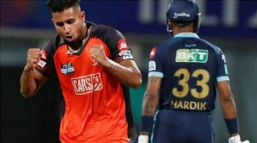 सध्या सनरायझर्स हैदराबादकडून खेळणारा वेगवान गोलंदाज उमरान मलिक चर्चेचा विषय ठरतोय. त्याच्या भेदक माऱ्यासमोर फलंदाज तग धरू शकत नाहीयेत.