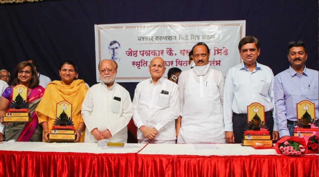 “माध्यमांनी रिकामटेकड्यांना प्रसिद्धी देऊ नये” – अजित पवार
