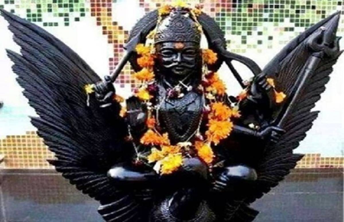 यासोबतच लोखंड, काळी उडीद, काळे कपडे, काळी छत्री, वहाणा इत्यादी दान करावे. कुष्ठरुग्णांची सेवा केल्याने शनिदेवही प्रसन्न होतात.