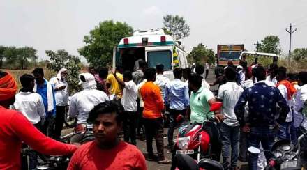 अपघाताग्रस्तांच्या मदतीसाठी अशी गर्दी झाली