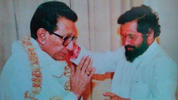 आनंद दिघे यांची सामान्यांमध्ये 'आपला नेता' अशी ओळख होती. (Photo Credit : Anand Dighe Saheb Facebook Page)