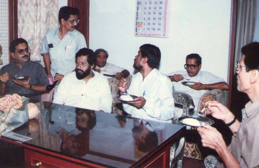 शाखा संस्कृती ठाण्यामध्ये मजबूत करण्यामध्ये दिघे यांचा सिंहाचा वाटा होता. ( Photo Credit : ML Patel Facebook Page)
