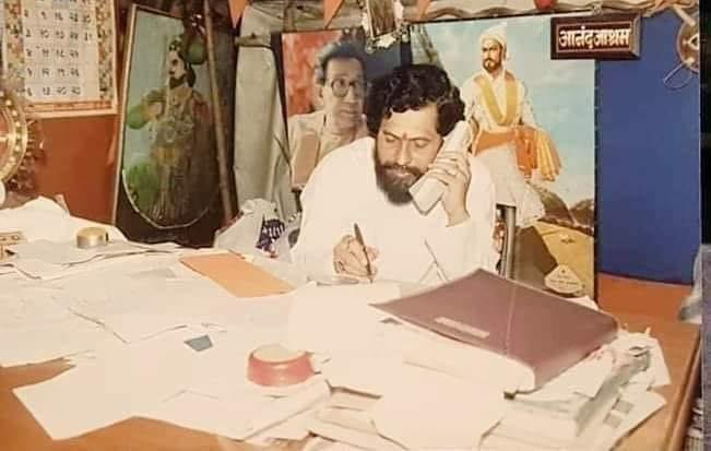 त्यांनी काही प्रसंगी हात उचलल्याचेही उदाहरणे आहेत. त्यामुळेच त्यांच्याबद्दल प्रशासनापासून सामान्यांपर्यंत एक आदरयुक्त दरारा तयार झाला. (Photo Credit : Anand Dighe Saheb Fan Club)