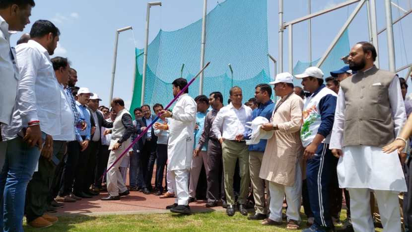 यावेळी अनुराग सिंह ठाकूर यांनी विद्यापीठ परिसरातील रनिंग ट्रकला भेट दिली. तर खेळाडूंसोबत संवाद देखील साधला.