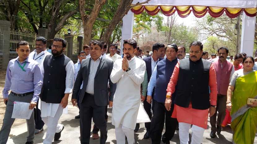 सावित्रीबाई फुले पुणे विद्यापीठ येथील खाशाबा जाधव क्रिडा संकुल नामकरण आणि पै.खाशाबा जाधव, स्वामी विवेकानंद यांच्या पूर्णाकृती पुतळ्याचे अनावरण केंद्रीय क्रीडा मंत्री अनुराग सिंह ठाकूर यांच्या हस्ते झाले.