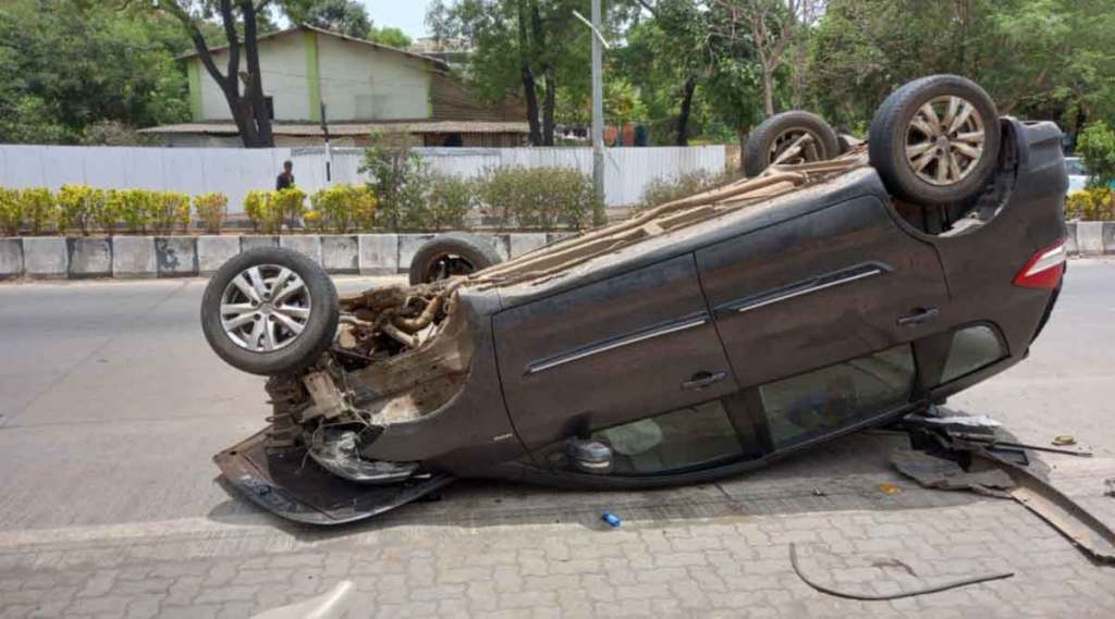 चारचाकी थेट दुभाजकावर जाऊन आदळली आणि पलटी झाली. चारचाकी थेट दुभाजकावर जाऊन आदळली आणि पलटी झाली.