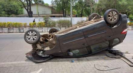 चारचाकी थेट दुभाजकावर जाऊन आदळली आणि पलटी झाली. चारचाकी थेट दुभाजकावर जाऊन आदळली आणि पलटी झाली.