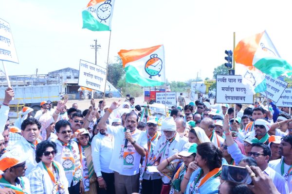 केंद्रसरकारच्या विरोधात राष्ट्रवादी काँग्रेसने केले आंदोलन, धान खरेदी मर्यादा वाढविण्याची मागणी केंद्रसरकारच्या विरोधात राष्ट्रवादी काँग्रेसने केले आंदोलन, धान खरेदी मर्यादा वाढविण्याची मागणी
