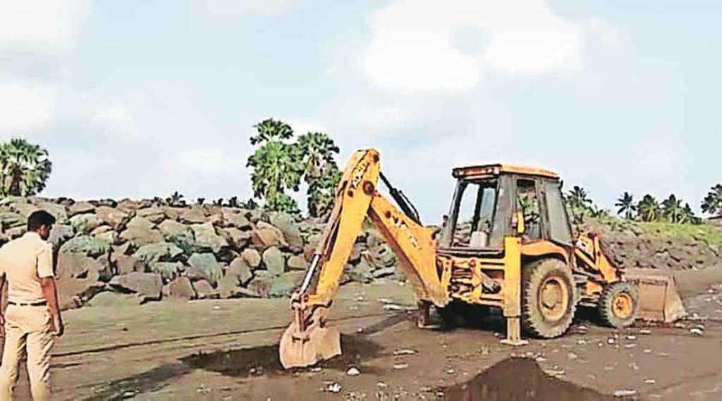वसईच्या किनाऱ्यावर अनधिकृत दफनभूमी ; पोलिसांचा प्रकार; पर्यावरणप्रेमींमधून तीव्र संताप वसईच्या किनाऱ्यावर अनधिकृत दफनभूमी ; पोलिसांचा प्रकार; पर्यावरणप्रेमींमधून तीव्र संताप