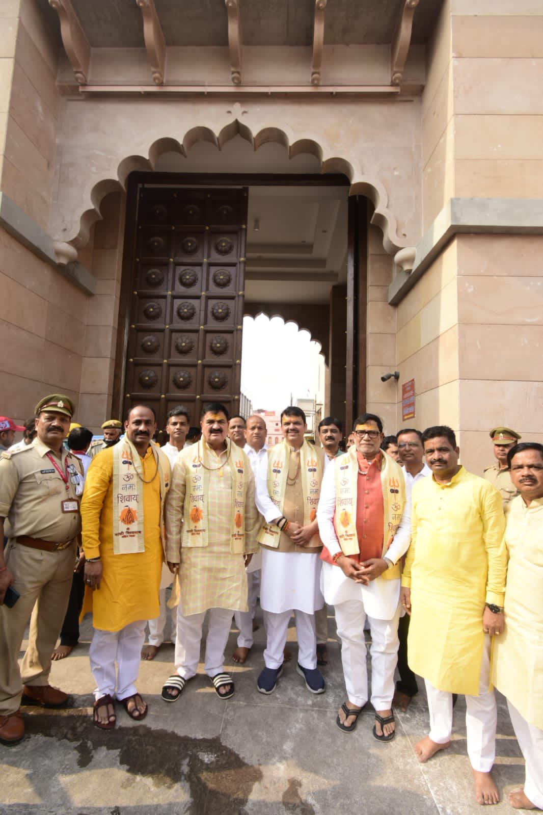 devendra fadnvis at kashi vishwanath temple (4)