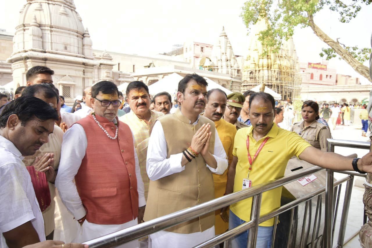 devendra fadnvis at kashi vishwanath temple (6)