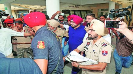 नवज्योतसिंग सिद्धू तुरुंगात; सश्रम कारावासाच्या शिक्षेची अंमलबजावणी  नवज्योतसिंग सिद्धू तुरुंगात; सश्रम कारावासाच्या शिक्षेची अंमलबजावणी