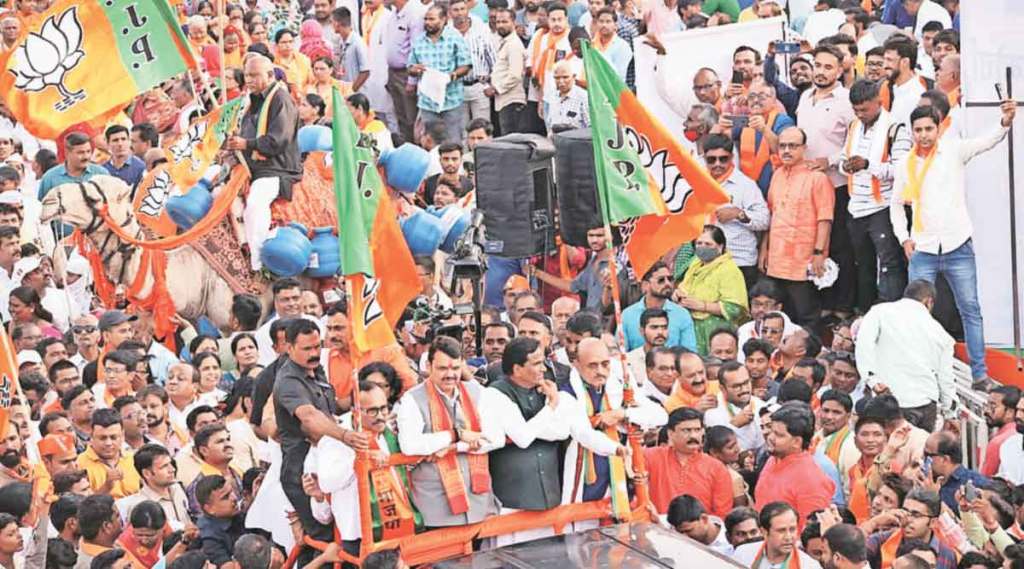 औरंगाबाद शहरातील पाणीसमस्यावर लक्ष वेधण्यासाठी भाजपच्या वतीने काढण्यात आलेल्या मोर्चाचे नेतृत्व विरोधी पक्ष नेते देवेंद्र फडणवीस यांनी केले. मोर्चामध्ये रेल्वे राज्यमंत्री रावसाहेब दानवे, केंद्रीय अर्थ राज्यमंत्री डॉ. भागवत कराड यांच्यासह मोठय़ा संख्येने कार्यकर्ते सहभागी झाले होते.