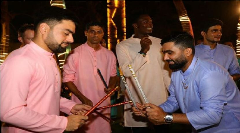 हार्दिक पांड्या, राशिद खान, राहुल तेवतिया यावेळी दांडिया खेळताना दिसले.