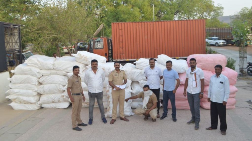 औरंगाबादेत गुटखा तस्करीचा पर्दाफाश; कंटेनरसह ५२ लाखांचा मुद्देमाल जप्त, चालक अटकेत औरंगाबादेत गुटखा तस्करीचा पर्दाफाश; कंटेनरसह ५२ लाखांचा मुद्देमाल जप्त, चालक अटकेत