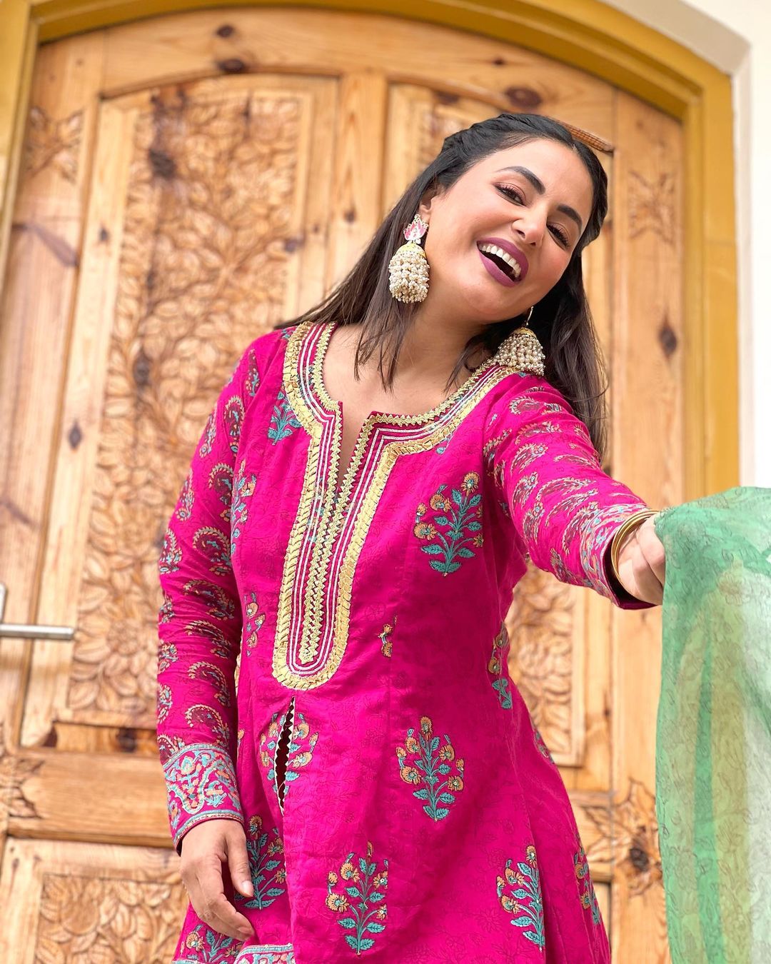हिनाने या पारंपरिक ड्रेसवर परिधान केलेले कानातले विशेष लक्ष वेधून घेत आहेत.