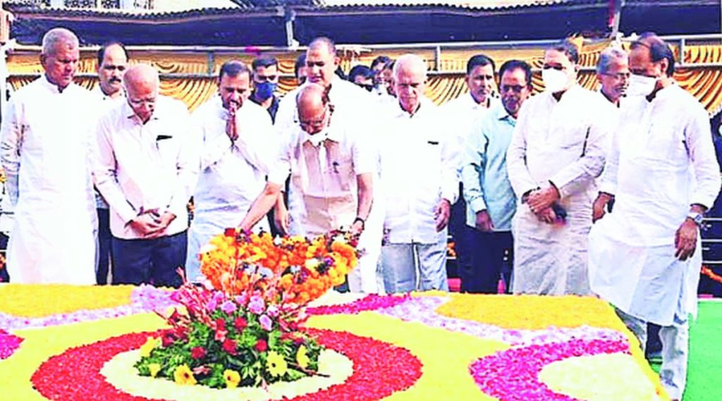 (सातारा येथे कर्मवीर समाधीस्थळी श्रद्धांजली वाहताना, शरद पवार समवेत डॉ. अनिल पाटील, दिलीप वळसे-पाटील, अजित पवार व अन्य.) (सातारा येथे कर्मवीर समाधीस्थळी श्रद्धांजली वाहताना, शरद पवार समवेत डॉ. अनिल पाटील, दिलीप वळसे-पाटील, अजित पवार व अन्य.)