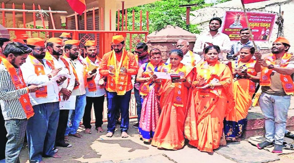 (इचलकरंजी येथे मनसेचे शहराध्यक्ष प्रताप पाटील यांच्यासह कार्यकर्त्यांनी हनुमान चालिसा पठन केले.) (इचलकरंजी येथे मनसेचे शहराध्यक्ष प्रताप पाटील यांच्यासह कार्यकर्त्यांनी हनुमान चालिसा पठन केले.)