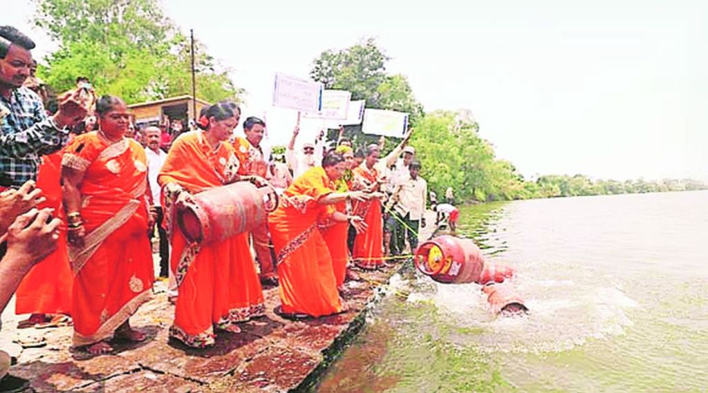 (महागाईविरोधात आंदोलकांनी गॅस सिलिंडर पंचगंगा नदीत फेकून निषेध नोंदवला.) (महागाईविरोधात आंदोलकांनी गॅस सिलिंडर पंचगंगा नदीत फेकून निषेध नोंदवला.)