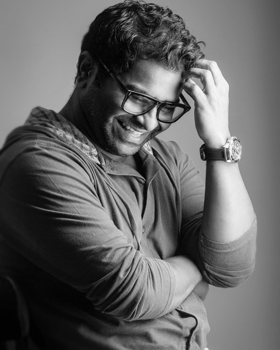“इतिहास आपल्याला जगायला शिकवतो”, आपल्या मुलांना जर कसं जगायचं ? हे शिकवायचं असेल तर त्यांना सर सेनापती “हंबीरराव” नक्की दाखवा !!, असा सल्लाही त्याने चाहत्यांना दिला आहे.