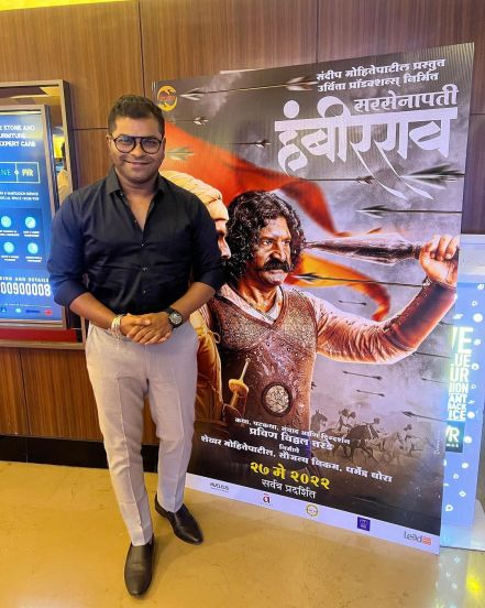 यातील पहिल्या फोटोत तो सरसेनापती हंबीरराव या चित्रपटाच्या पोस्टरसोबत उभा राहिला आहे.