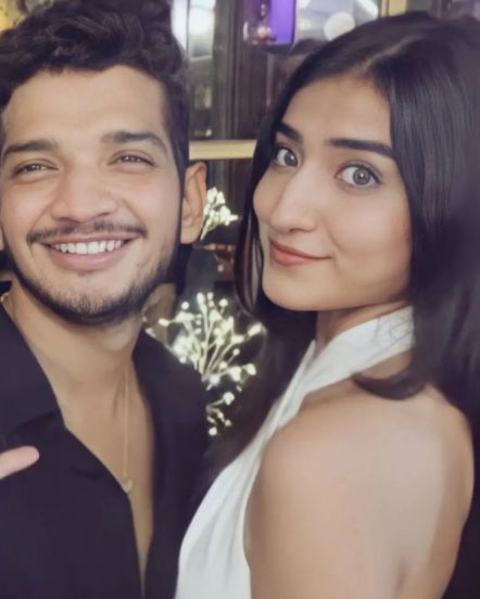 याशिवाय शो संपल्यानंतर झालेल्या पार्टीमध्येही त्याच्या गर्लफ्रेंडनं सर्वांचं लक्ष वेधून घेतलं होतं. त्यानंतर ती नक्की कोण? असा प्रश्न अनेकांना पडला होता.