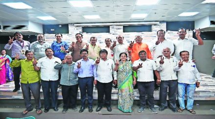  (नाशिक येथील सार्वजनिक वाचनालयाच्या निवडणुकीत विजयी झालेले ग्रंथालय भूषण आणि ग्रंथमित्र पॅनलचे उमेदवार.)