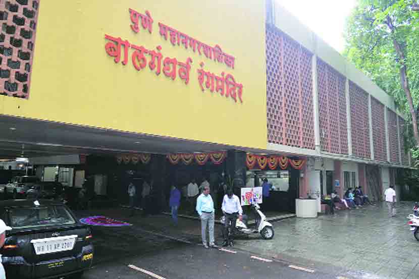 बालगंधर्व रंगमंदिराची सध्याची वास्तू पाडून तेथे नाट्यसंकुल उभारण्यात येणार असून तीन विविध आसनक्षमतेची नाट्यगृहे, तीन कलादालने, खुला रंगमंच आणि उपाहारगृह बांधण्याचे नियोजित आहे.